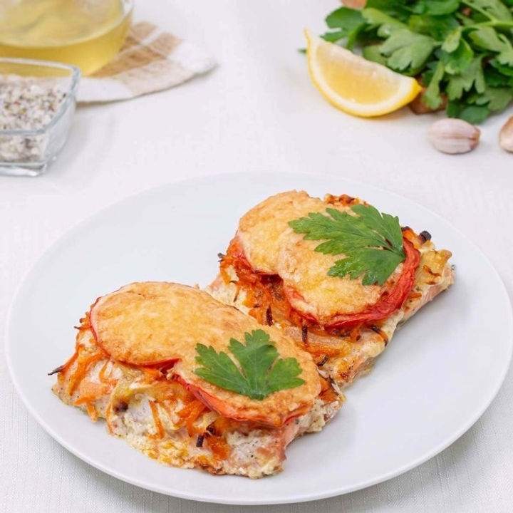 горбуша под овощами